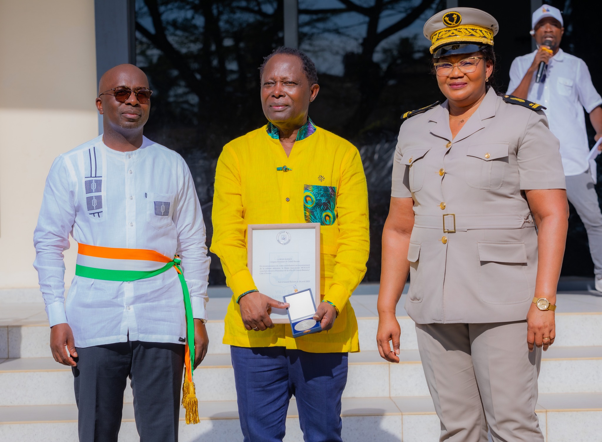 Lokua Kanza, médaillé de la ville et citoyen d’honneur